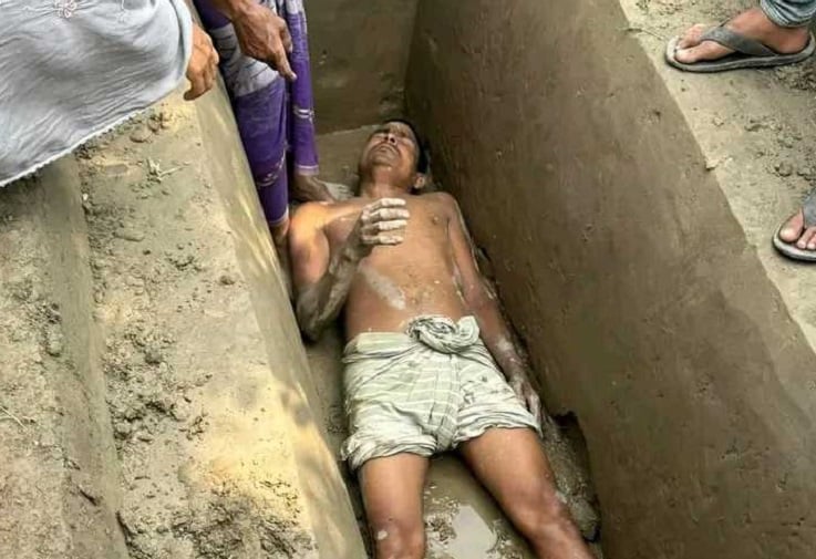 যে কারণে বাবার জন্য খুঁড়া কবরে শুয়ে পড়লেন ছেলে