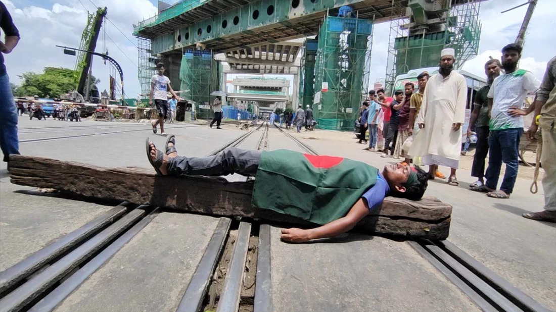 শিক্ষার্থীদের রেলপথ অবরোধ, ঢাকা থেকে সারাদেশে ট্রেন চলাচল বন্ধ