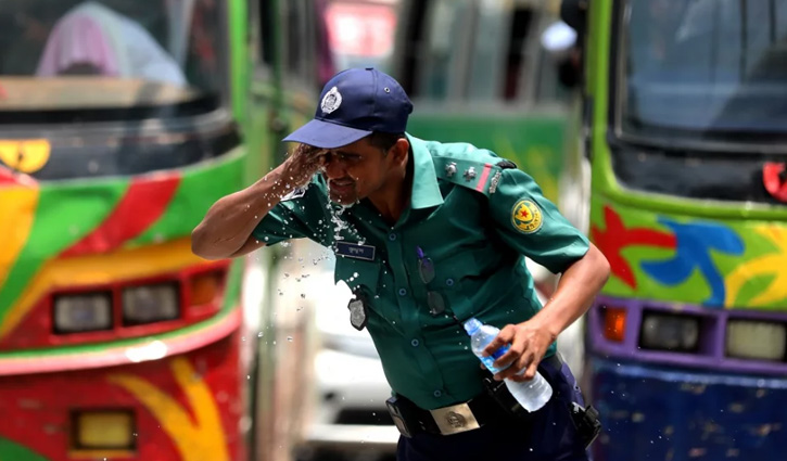 উত্তপ্ত সড়ক ছাড়েনি ট্রাফিক পুলিশ