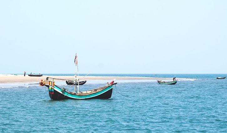 এবার সেন্টমার্টিনগামী ট্রলারকে লক্ষ্য করে গুলি
