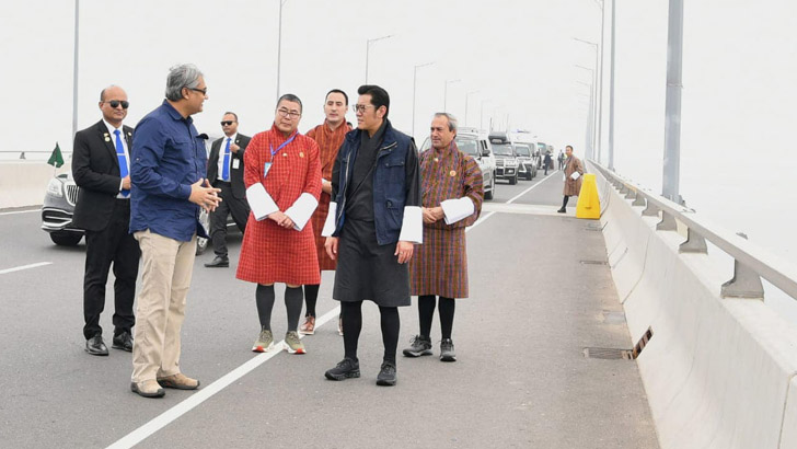 পদ্মা সেতুতে পায়ে হাঁটলেন ভুটানের রাজা