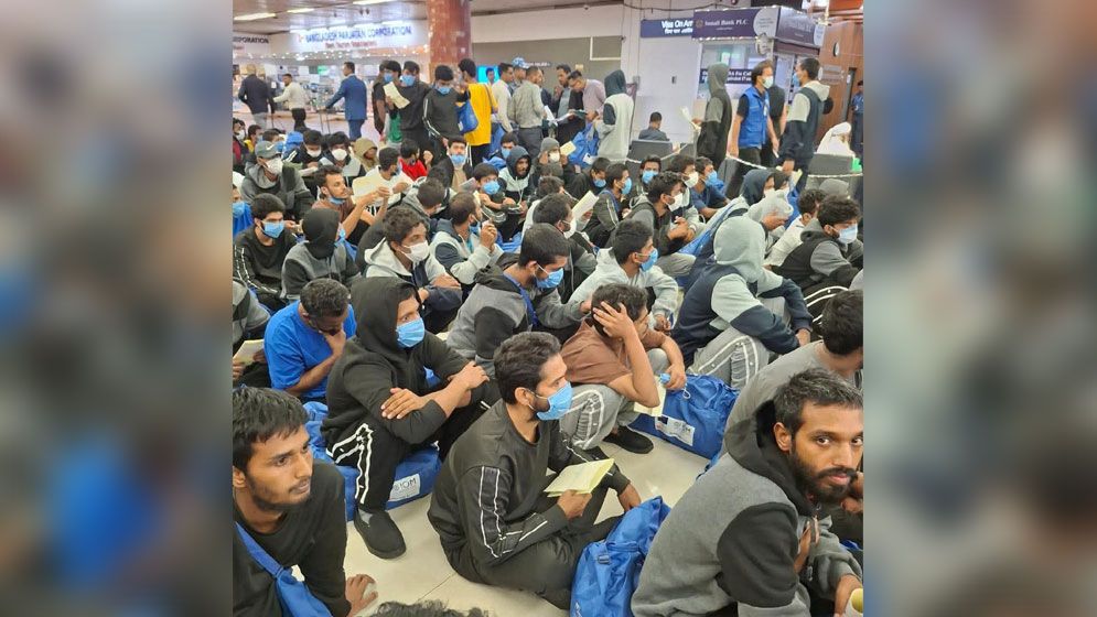 দেশে ফিরলেন লিবিয়ায় বন্দি থাকা ১৭৪ বাংলাদেশি