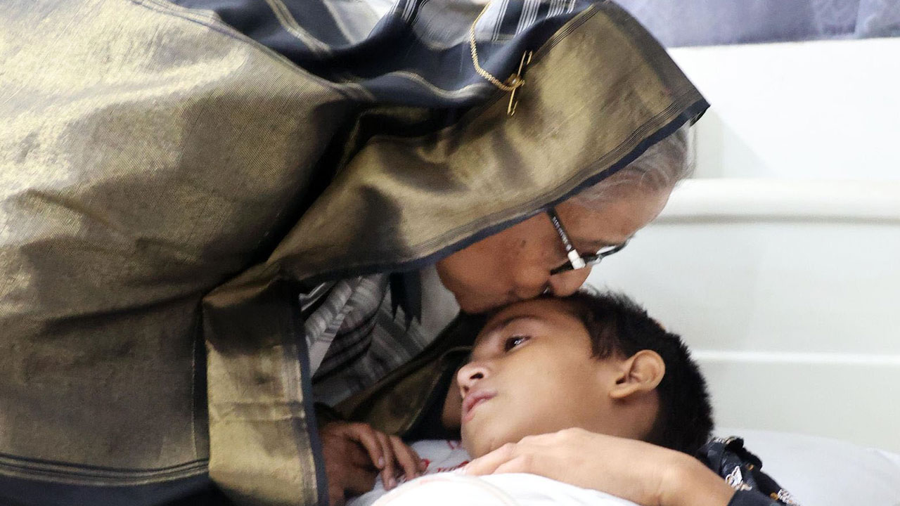 আহতদের দেখতে সোহরাওয়ার্দী হাসপাতাল পরিদর্শন প্রধানমন্ত্রীর